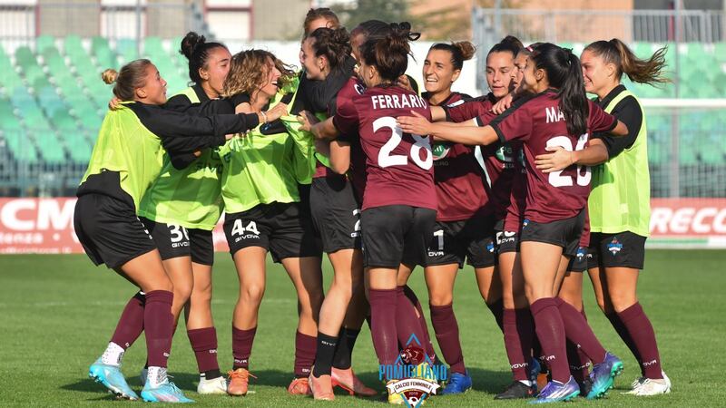 Valentina  Gallazzi festeggiata dalle compagna (Pomiglianocalciofemminile.it)