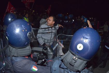 Torino, guerriglia antagonista ai mercati generali 4