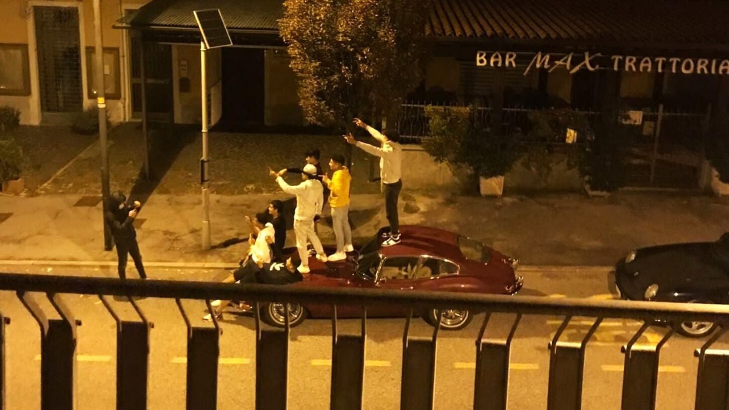 Sulla Jaguar per un selfie sui social, ma i ragazzini non pagheranno. L'ira del proprietario