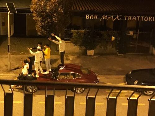 Sulla Jaguar per un selfie sui social, ma i ragazzini non pagheranno. L'ira del proprietario