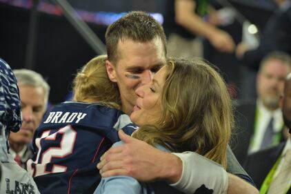 Tom Brady e Gisele Bündchen, il bacio dopo la vittoria del SuperBowl 1