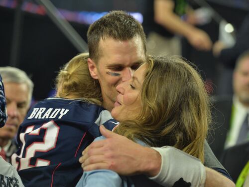 Tom Brady e Gisele Bündchen, il bacio dopo la vittoria del SuperBowl