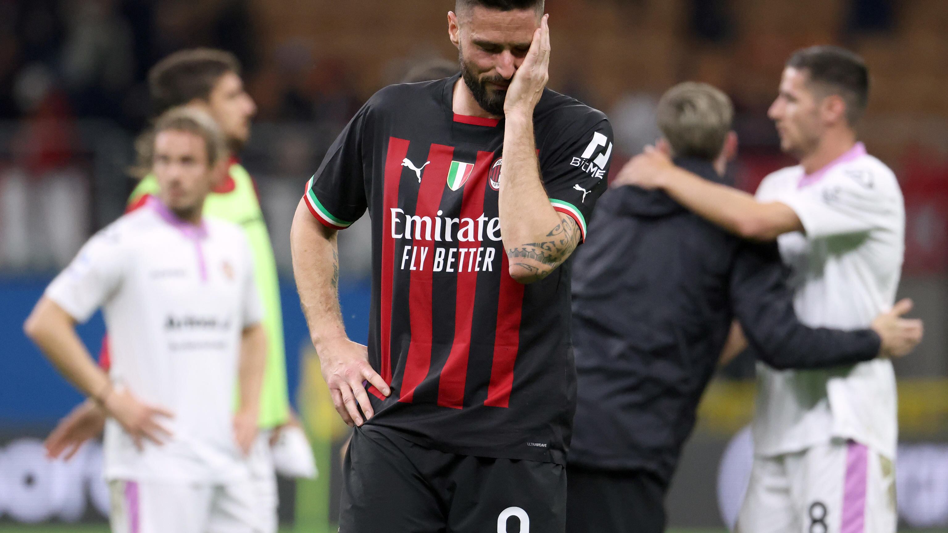 Mentre Napoli attende la festa, farsa del Var e Milan confuso