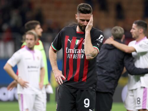 Mentre Napoli attende la festa, farsa del Var e Milan confuso