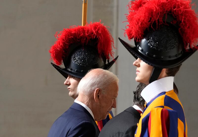 Biden entra in Vaticano