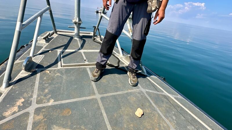 Le pietre lanciate dai migranti sudanesi contro i migranti.