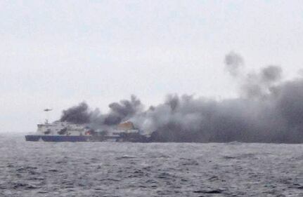 La colonna di fumo che sale dal traghetto in fiamme 5