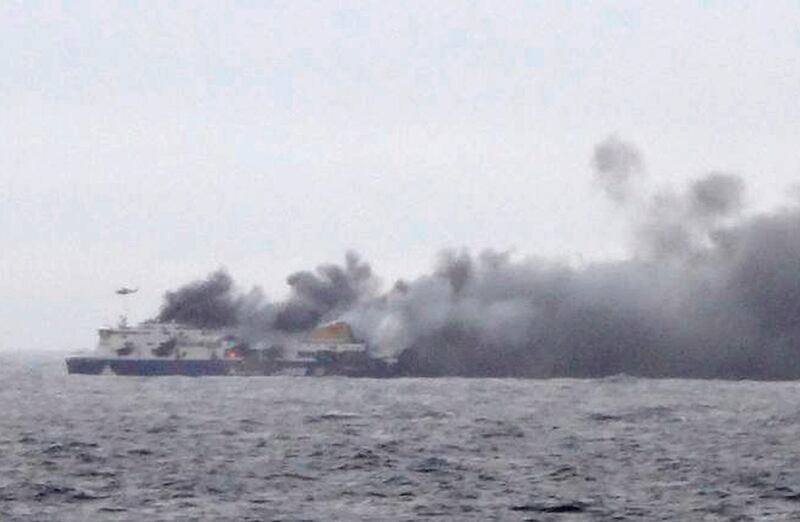 La colonna di fumo che sale dal traghetto in fiamme 5