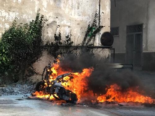 Incendiato lo scooter del dirigente comunale all’area cimiteri: indagano i carabinieri