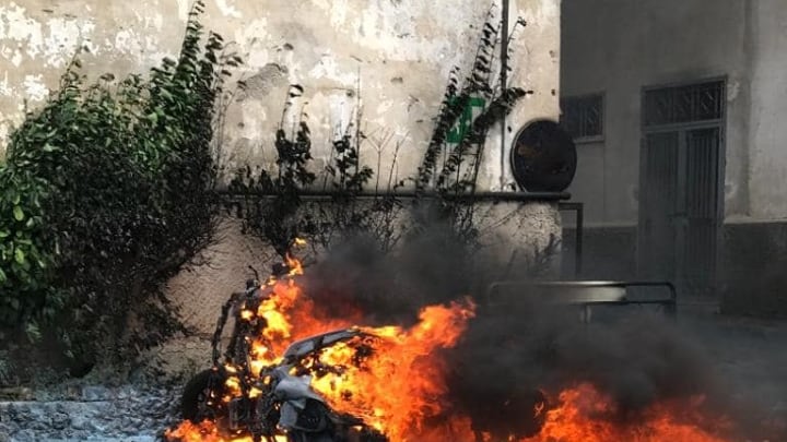 Incendiato lo scooter del dirigente comunale all’area cimiteri: indagano i carabinieri