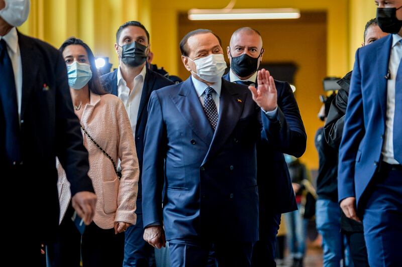 Berlusconi vota a Milano 9