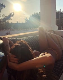 Cristina Buccino seducente al sole 6