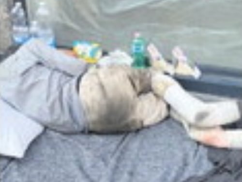 “Sta molto male”. Giovanni, clochard di via Torino rimasto senza aiuti
