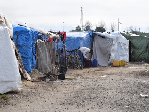 Un migrante lo accoltella: carabiniere spara e lo uccide