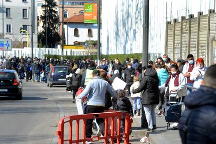 L'esercito dei nuovi poveri in coda al Pane Quotidiano di Milano: la coda è lunghissima 7