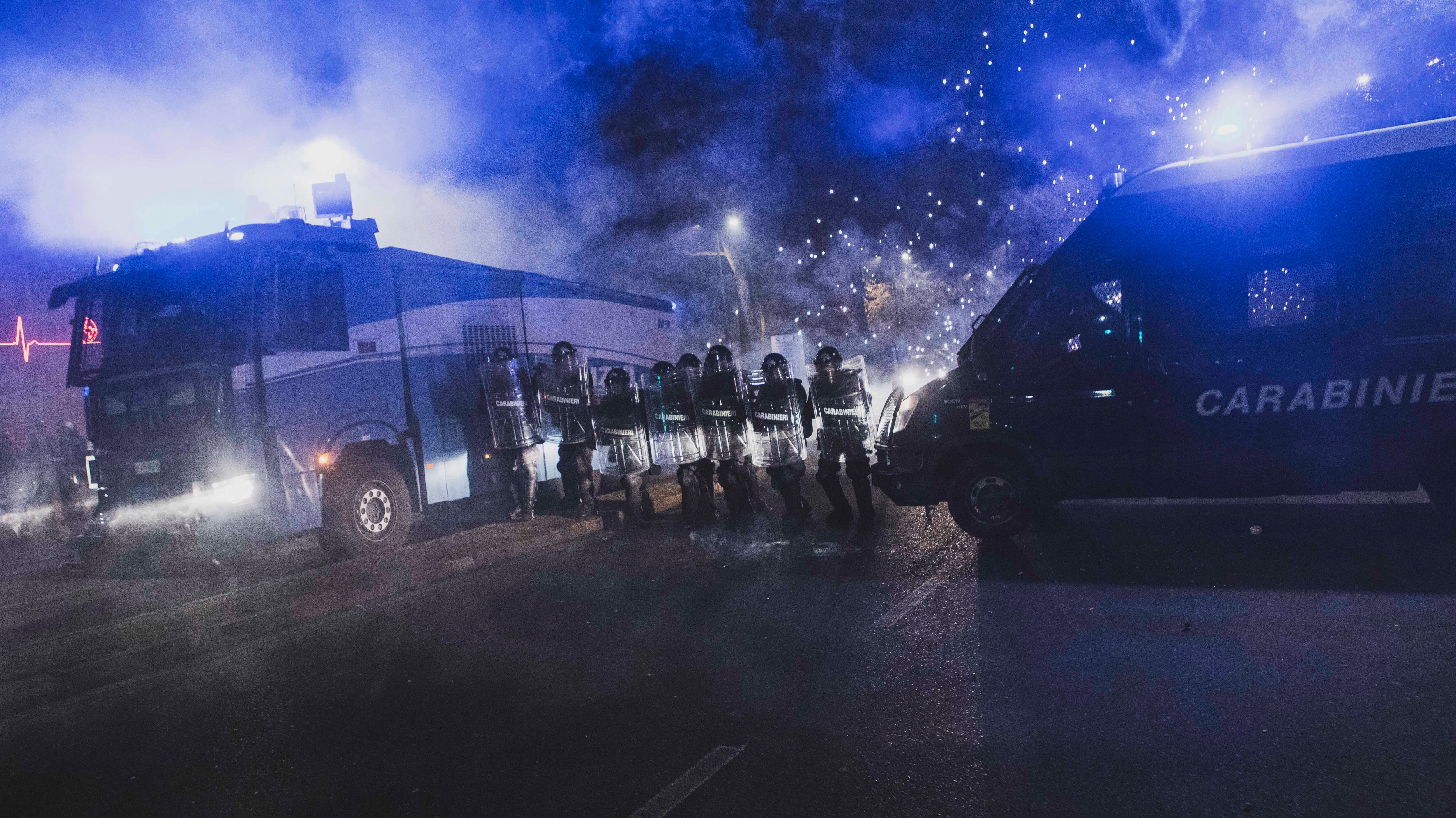 Ecco il buon anno degli anarchici: feriti e occupazioni
