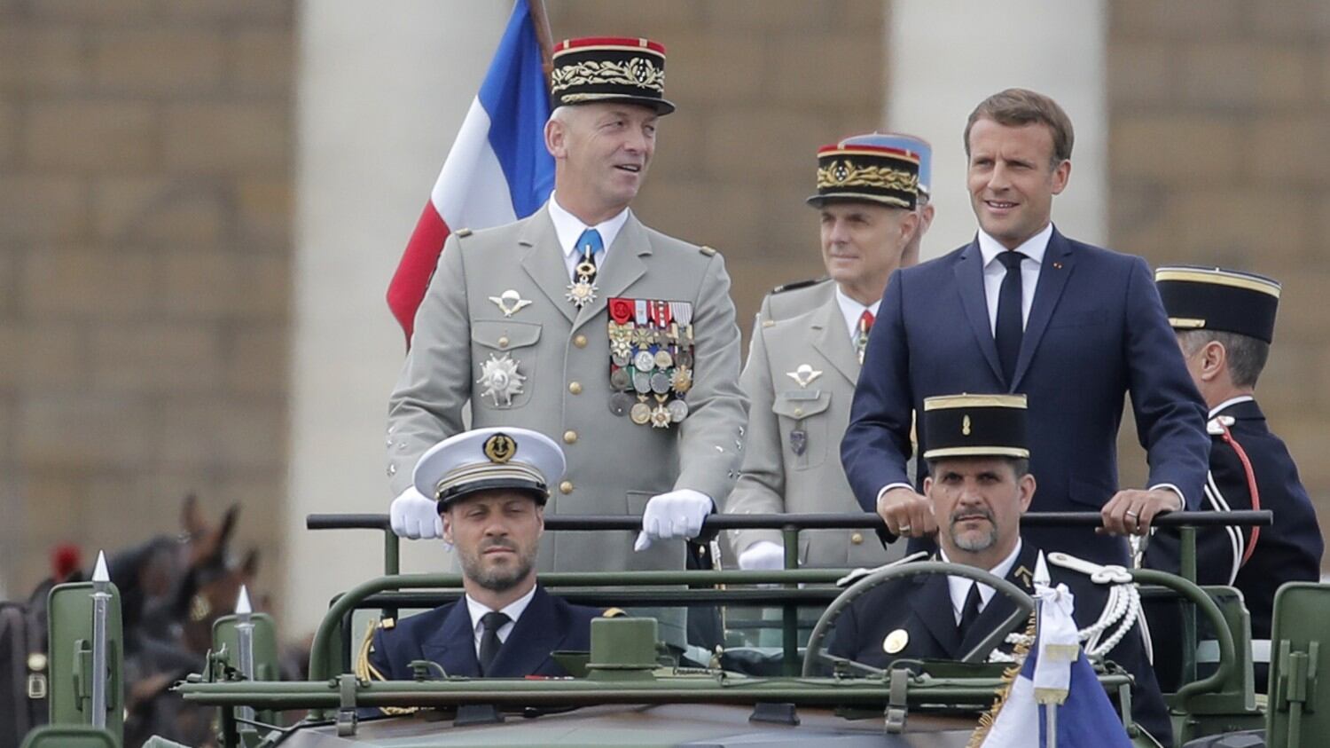 Covid, la Francia ha paura. Macron: "Obbligo di mascherina al chiuso"