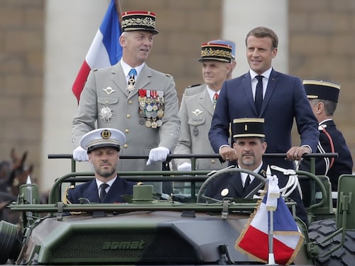 Covid, la Francia ha paura. Macron: "Obbligo di mascherina al chiuso"