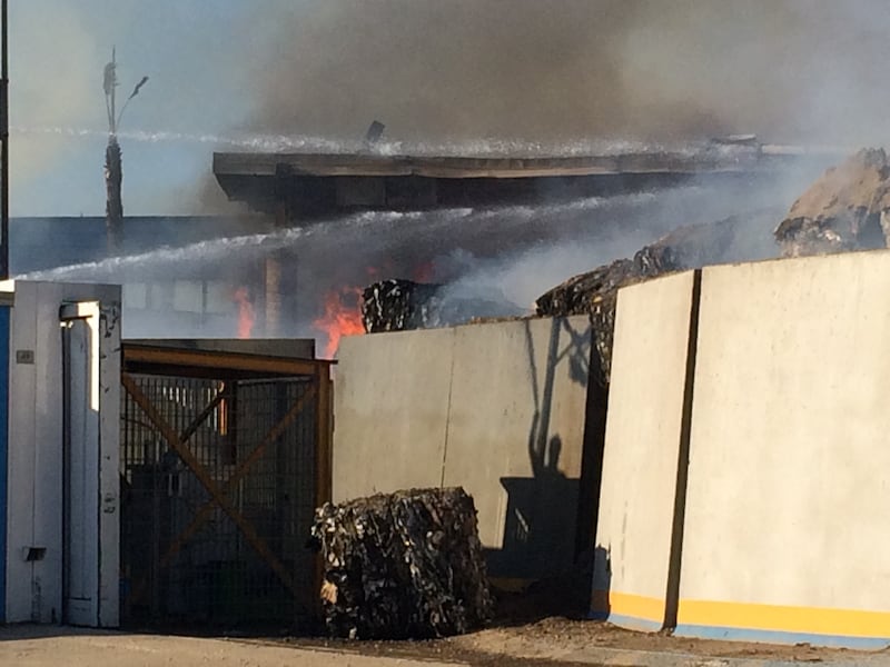 Balle di rifiuti a fuoco: maxi incendio in un'azienda  7