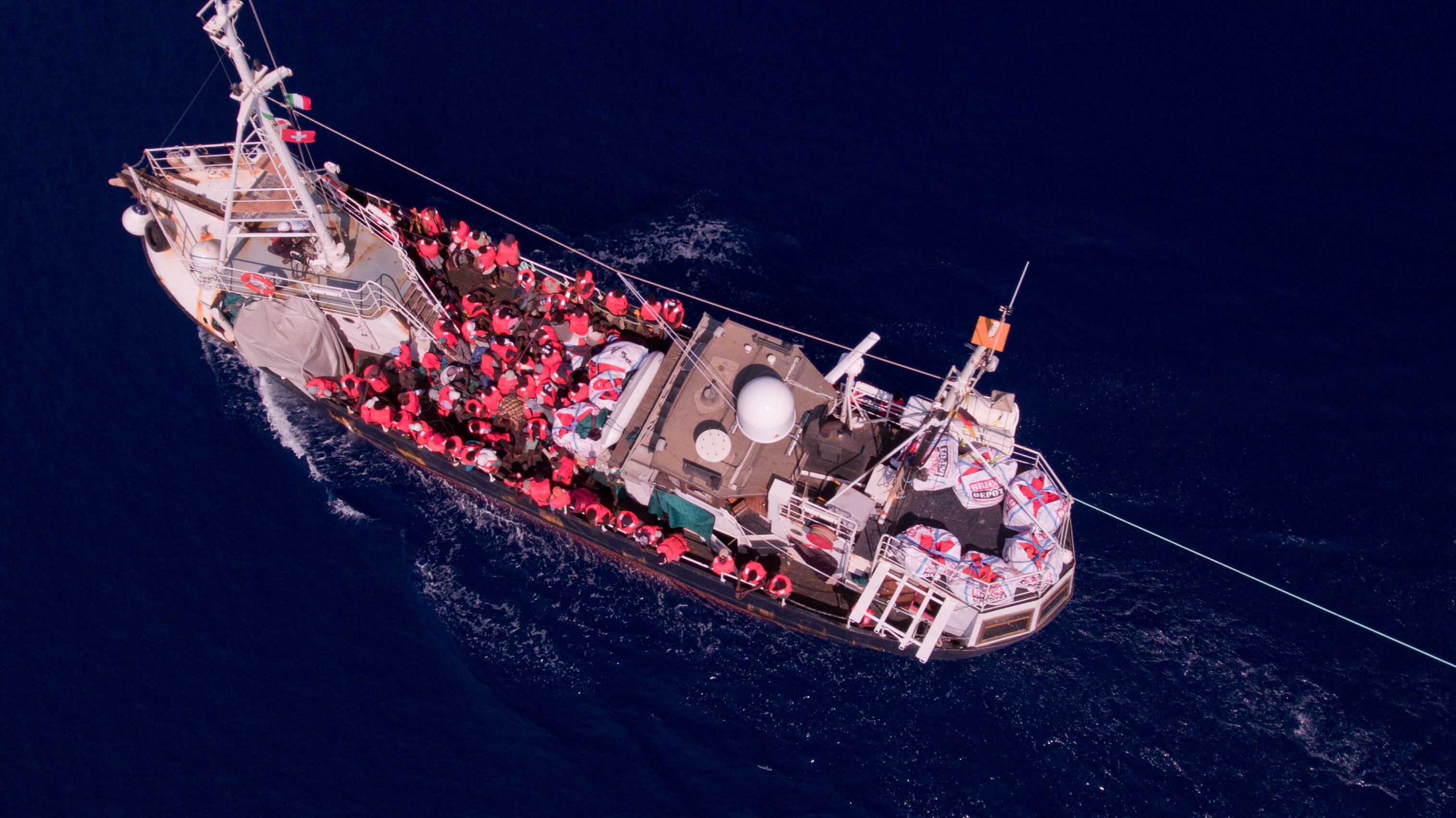 Migranti, ora le ong piangono: "La destra..."