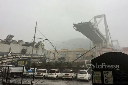 Macerie e macchine schiacciate: le foto 5