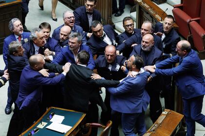 Riforma della giustizia, la rissa alla Camera dei Deputati 10