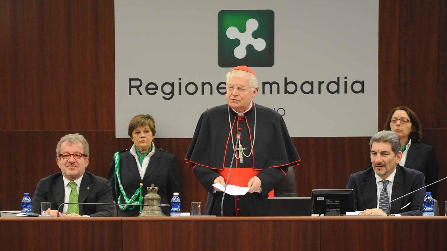 Il cardinale entra, i grillini se ne vanno
