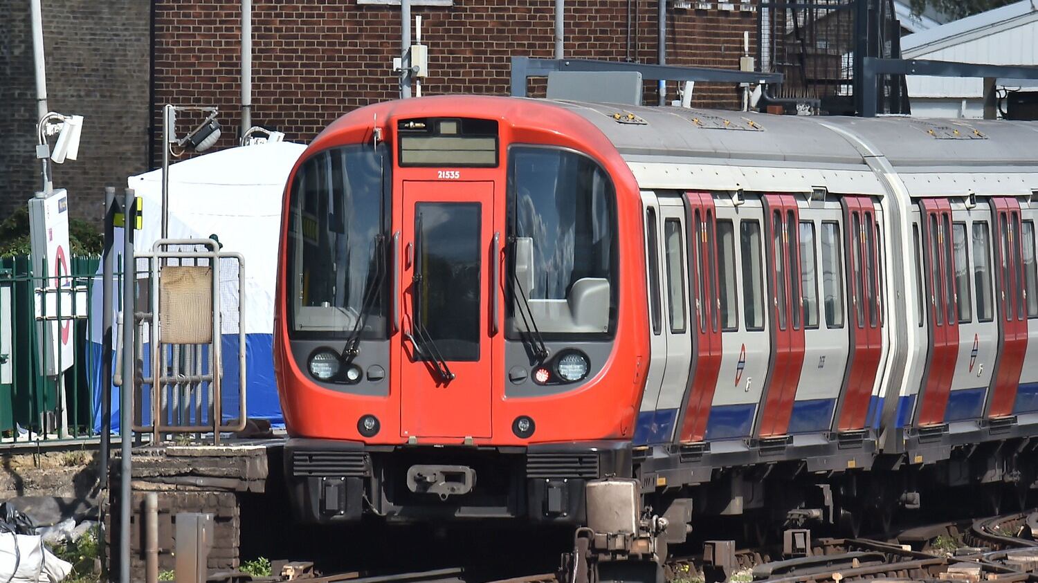 Reparti speciali inglesi mimetizzati sui trasporti pubblici