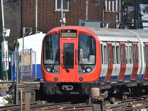 Reparti speciali inglesi mimetizzati sui trasporti pubblici