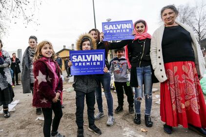 Torino, Salvini circondato dai bambini rom 16