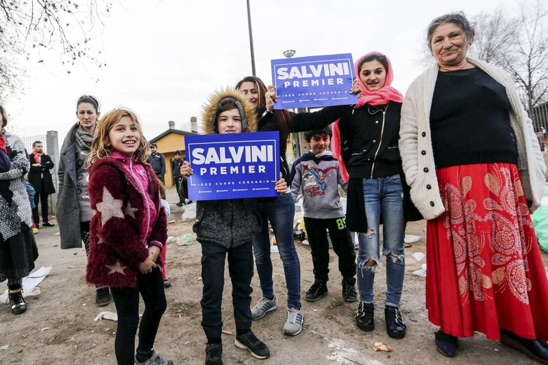 Torino, Salvini circondato dai bambini rom 16