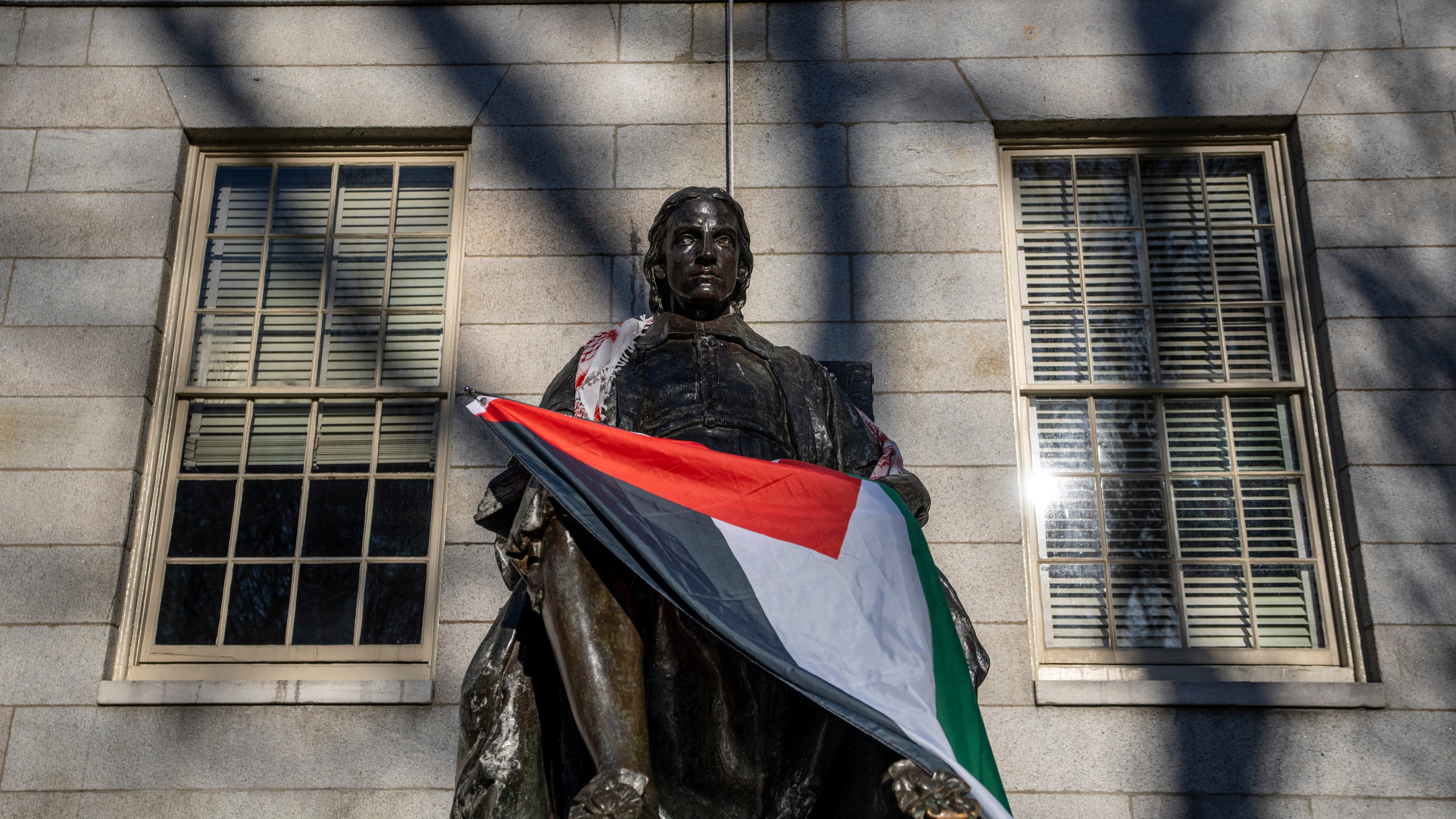 Che vergogna esibire la bandiera palestinese
