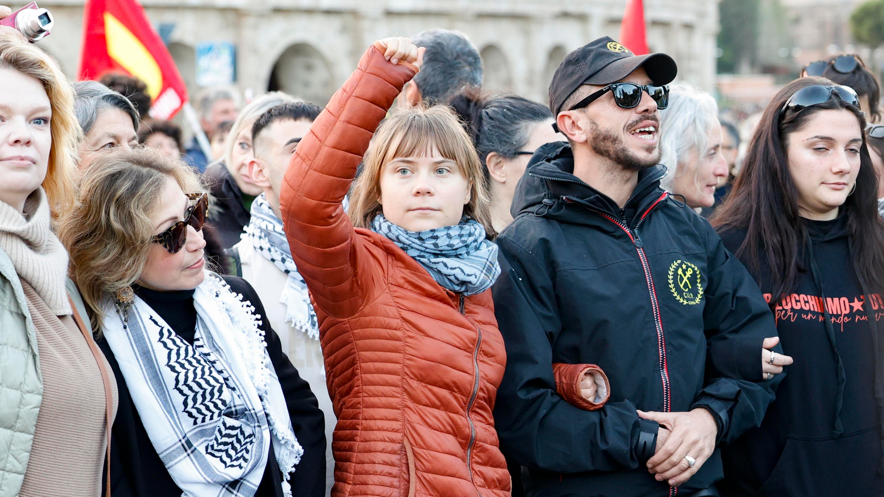 Al corteo pro Pal a Roma bruciata la bandiera americana