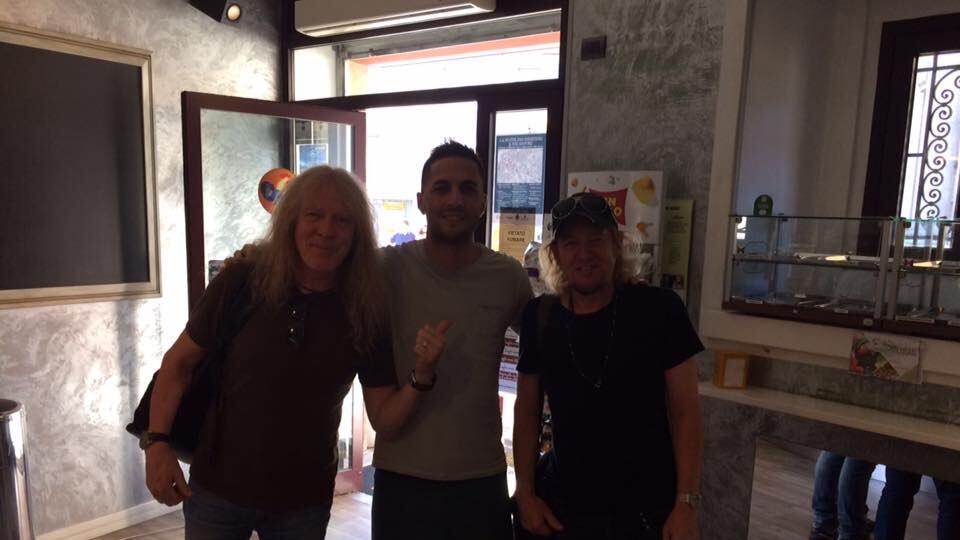 "Si può vedere la partita dell’Inghilterra?": al bar entrano gli Iron Maiden