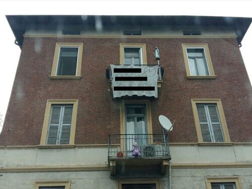 Milano, gli anarchici occupano una palazzina e oltraggiano la Madonna