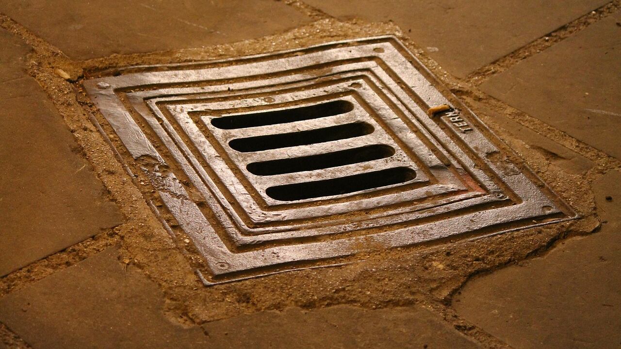 Ritrovamento horror: cadavere decomposto nascosto nel tombino