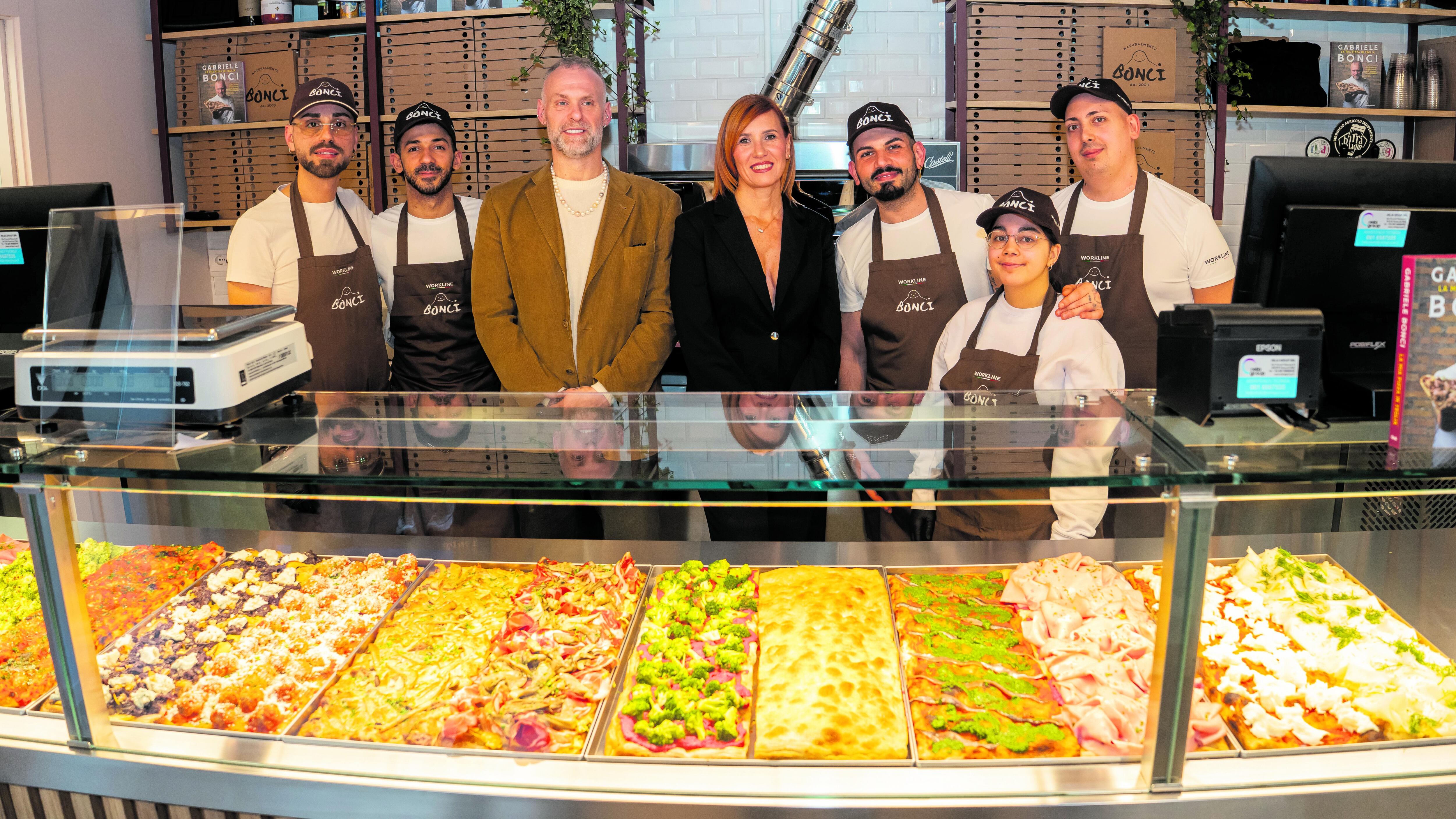 Apre Bonci ed è subito mania. Code per la sua pizza in teglia