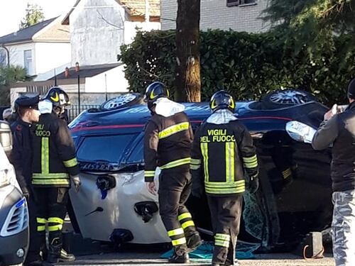 Brianza, militari inseguono ladri e la gazzella si ribalta: 3 feriti