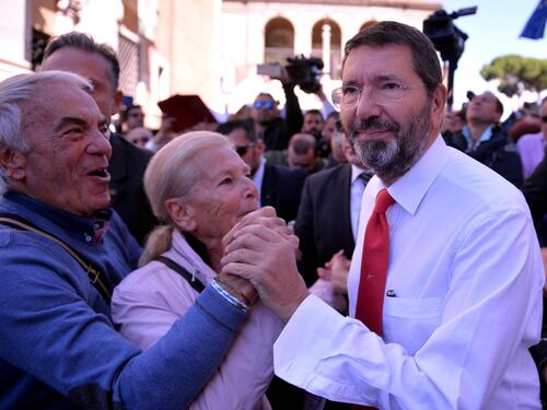 Manifestazione pro-Marino, il sindaco: "Confermo le dimissioni"