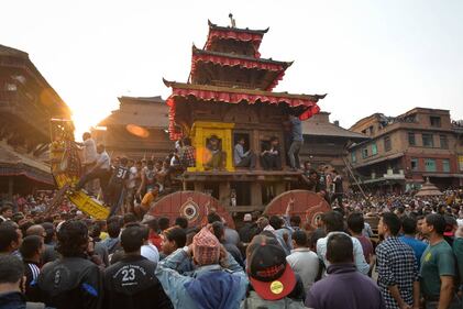 Polvere rossa, canti e balli: il Nepal celebra la primavera 7