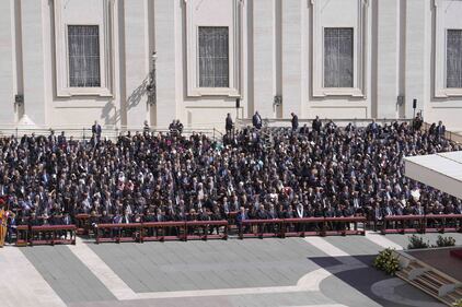 Piazza San Pietro stracolma per le esequie di Papa Francesco 1