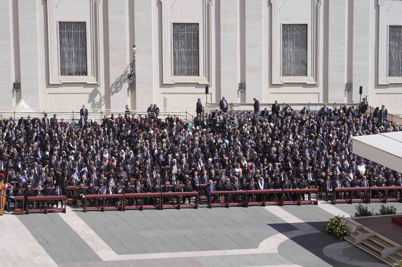 Piazza San Pietro stracolma per le esequie di Papa Francesco 1