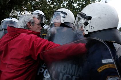 Atene, la polizia sgombera l'emittente occupata Ert 2