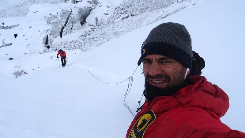 "Viste due sagome sulla montagna"