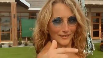 "Dovresti essere denunciata". Critiche a Jo Squillo per le sue vacanze Covid-free