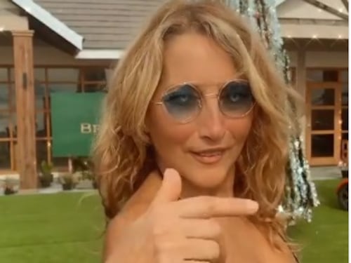 "Dovresti essere denunciata". Critiche a Jo Squillo per le sue vacanze Covid-free