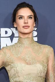 Alessandra Ambrosio, topless con ventaglio 14