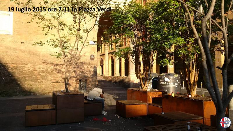 Immigrati dormono e urinano in strada a Bologna 7