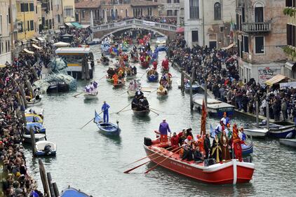 Al via il Carnevale di Venezia: 100 barche sul Canal Grande 1