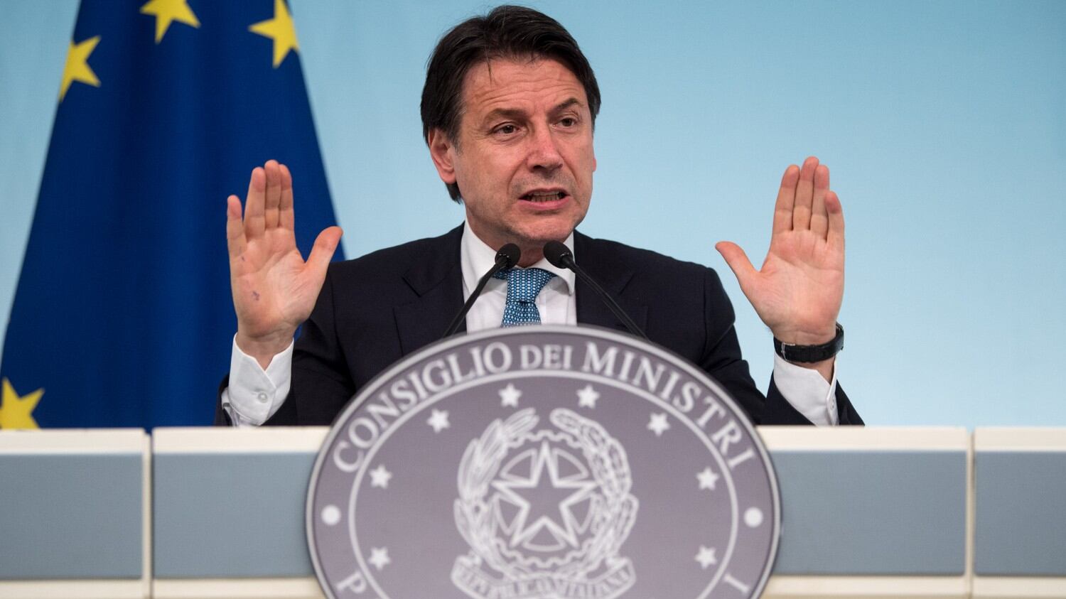 Nuova tegola per Conte "Fece una legge ad hoc per favorire l'ex cliente"